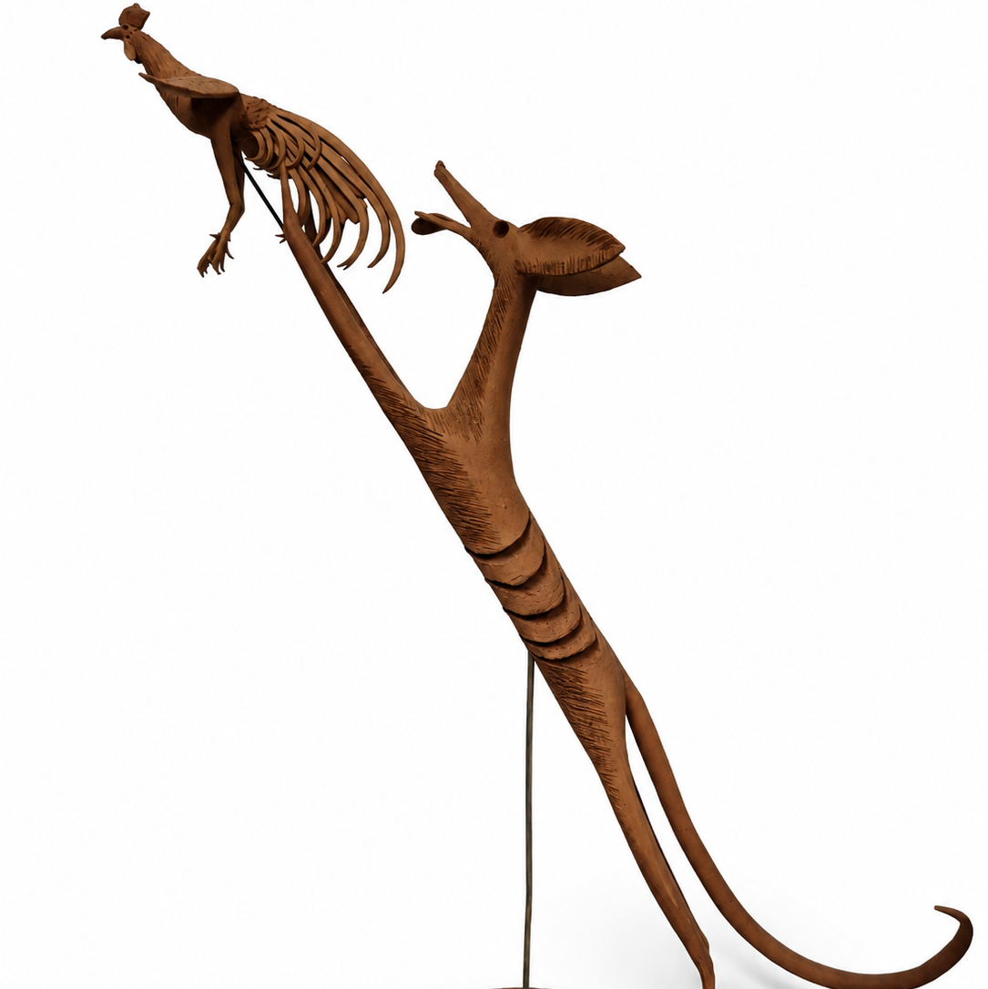 Escultura de Barro Hiperrealista "Coyote y Gallo" (Pieza Única - 35 cm)