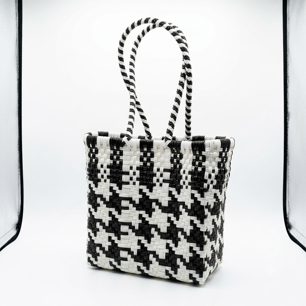 Bolsa Artesanal Modelo Canasta | Tejida a Mano en Plástico