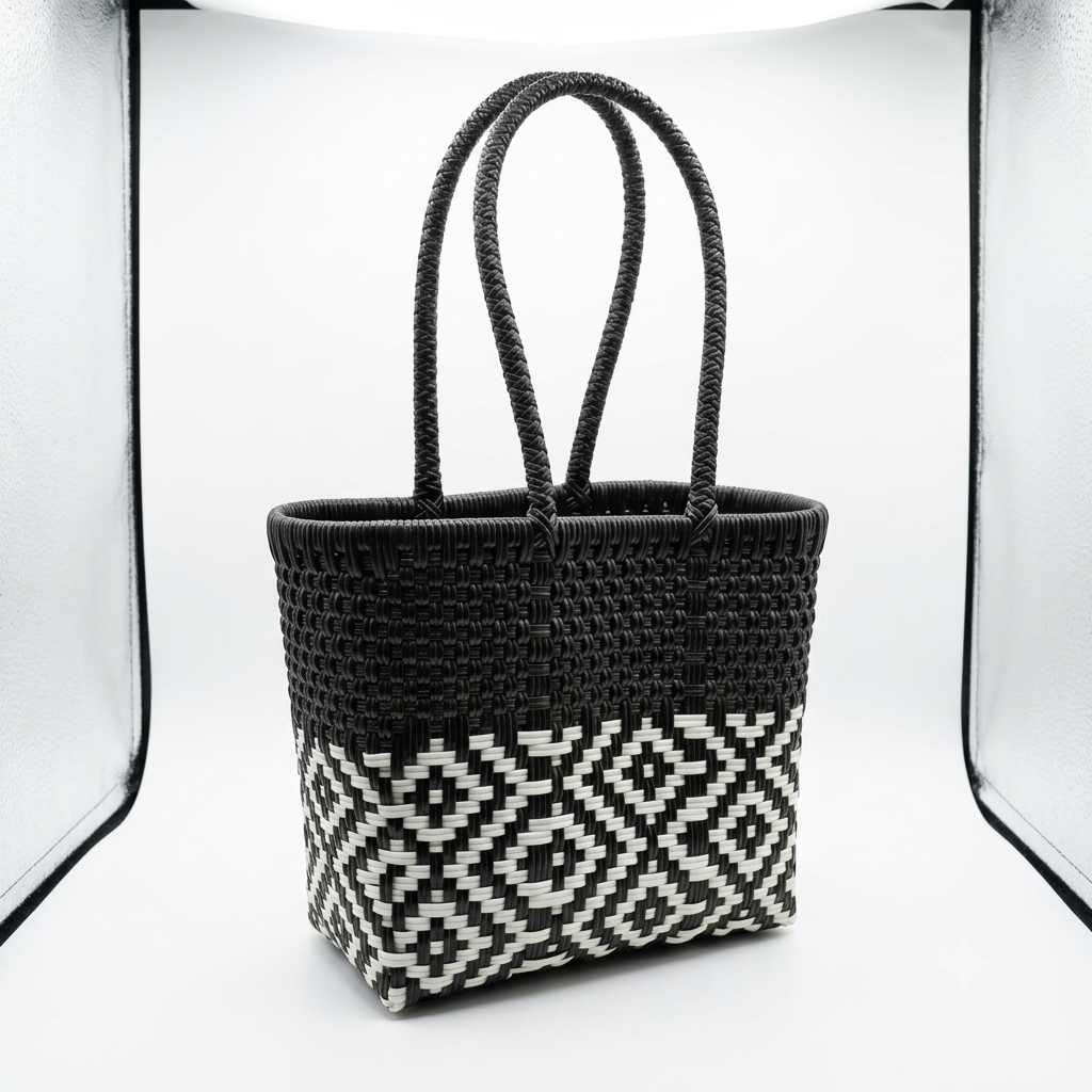 Bolsa Artesanal Modelo Canasta | Tejida a Mano en Plástico